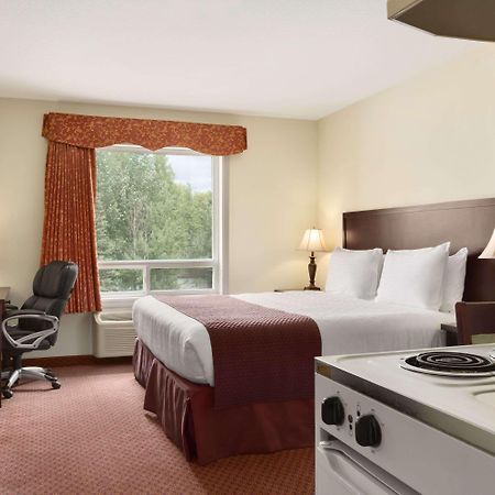 Days Inn By Wyndham Chetwynd Buitenkant foto