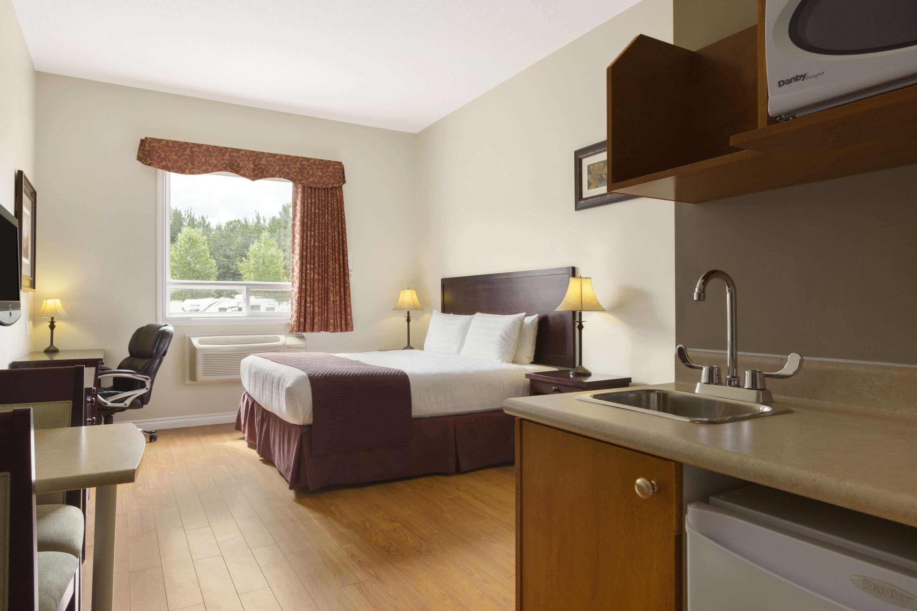 Days Inn By Wyndham Chetwynd Buitenkant foto