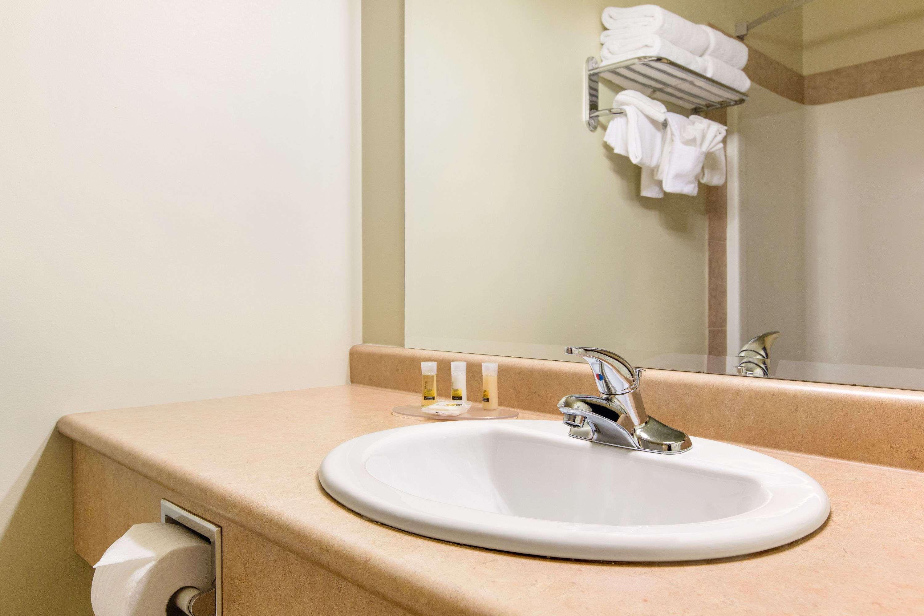 Days Inn By Wyndham Chetwynd Buitenkant foto