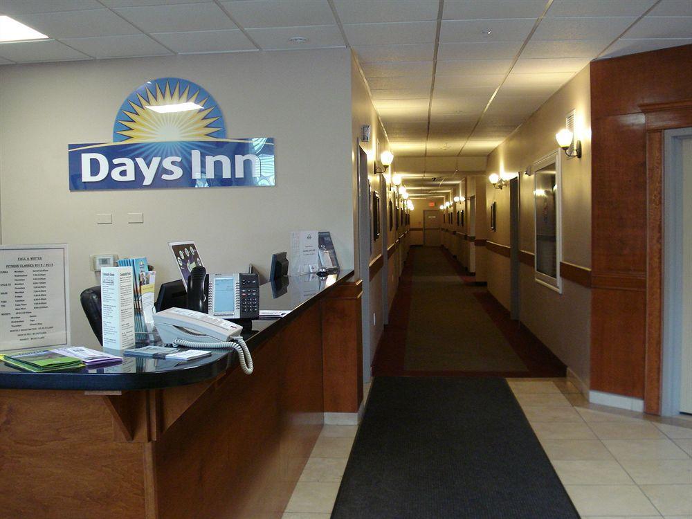 Days Inn By Wyndham Chetwynd Buitenkant foto
