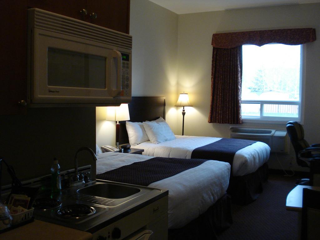 Days Inn By Wyndham Chetwynd Buitenkant foto