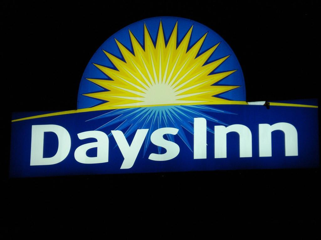 Days Inn By Wyndham Chetwynd Buitenkant foto
